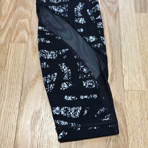 Lululemon Inspire Tight II Graf Black White / Black Athletic Legging circa 2016 - Picture 3 of 10